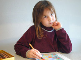 Illustration Förderdiagnostik Vorschule / Schulbeginn: Mädchen sitzt nachdenklich vor Ihrer Aufgabe